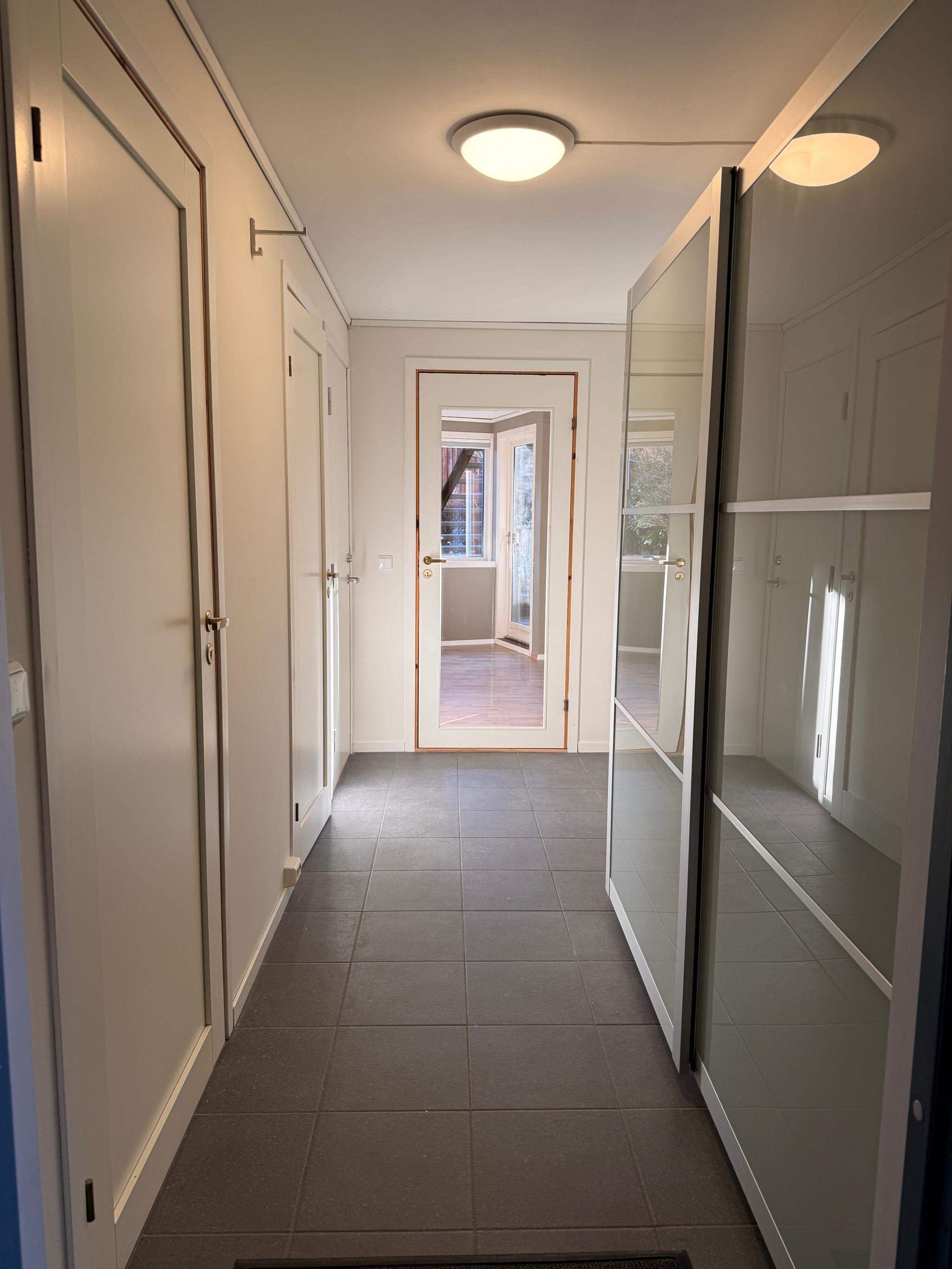 Gang med stort skap for ekstra oppbevaring